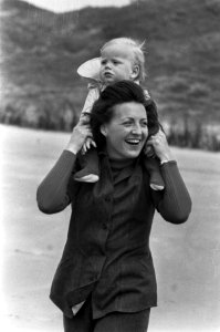 Prinses Margriet met man en kinderen op vakantie op Schiermonnikoog, Margriet me, Bestanddeelnr 926-4062