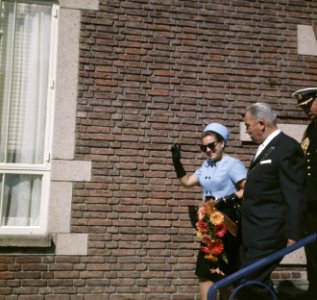 Prinses margriet legt ergens een bezoek af hier samen met de burgemeester, Bestanddeelnr 254-7816