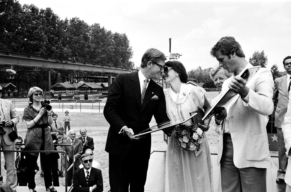 Prinses Margriet feliciteert Pieter met de gouden plaat, Harry van Hoof (r), Bestanddeelnr 930-3345