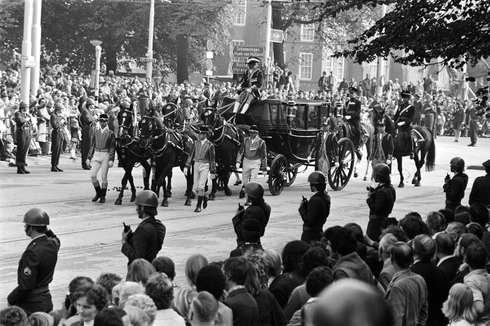 Prinsjesdag 1976, Gouden Koets rijdt langs menigte, Bestanddeelnr 928-7929