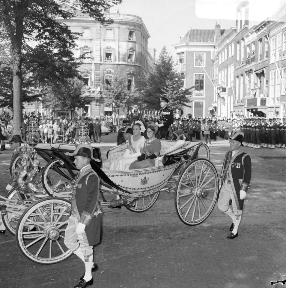 Prinses Margriet en prinses Christina in een koets op weg naar de Ridderzaal, Bestanddeelnr 919-5761