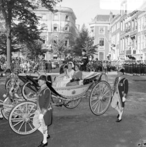 Prinses Margriet en prinses Christina in een koets op weg naar de Ridderzaal, Bestanddeelnr 919-5761