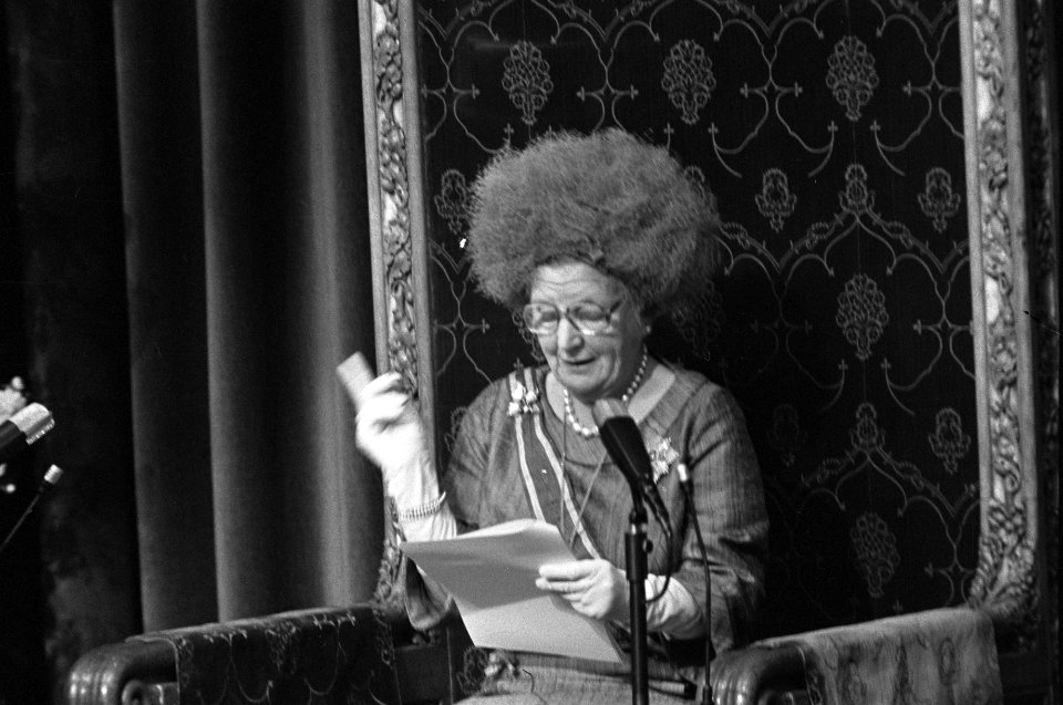 Prinsjesdag 1975 opening Staten-Generaal koningin Juliana tijdens voorlezen tr, Bestanddeelnr 928-1553