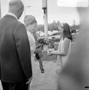 Prinses Margriet ontvangt bloemen, Bestanddeelnr 922-5437