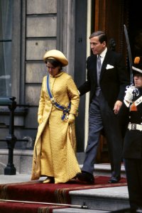 Prinsjesdag vertrek van Paleis Lange Voorhout , nr. 21 HM nr. 22 , 23 Prinse, Bestanddeelnr 254-8194