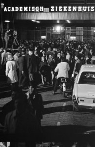 Prinses Margriet heeft zoon. Drukte voor het ziekenhuis, Bestanddeelnr 921-2603