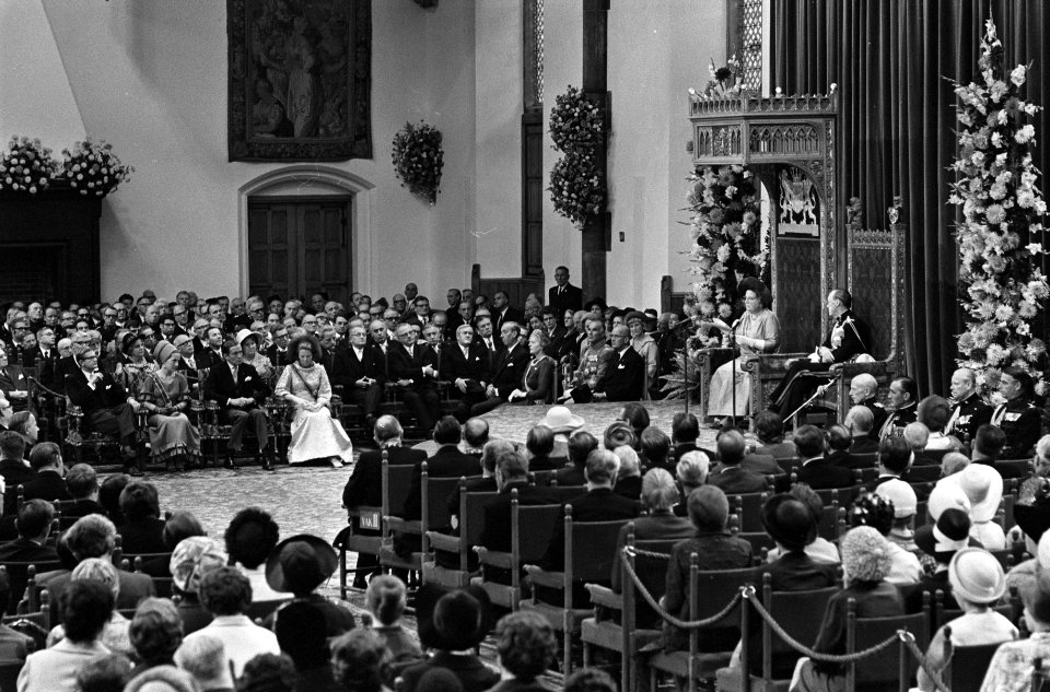 Prinsjesdag koningin Juliana leest de Troonrede in Ridderzaal, overzicht Ridder, Bestanddeelnr 923-8434