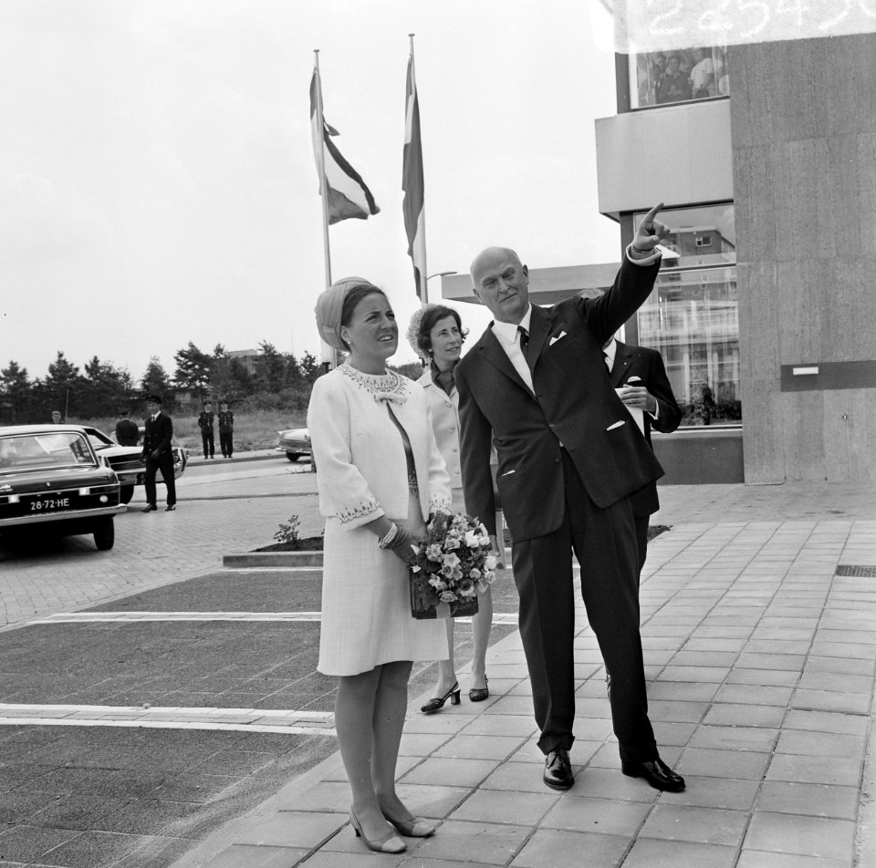 Prinses Margriet met de voorzitter, G.C.M. van Maarsseveen, Bestanddeelnr 922-5430