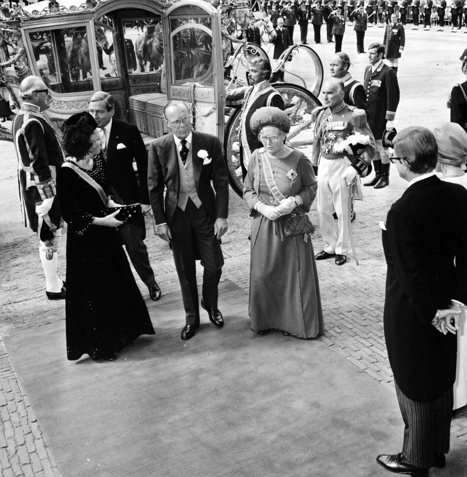 Prinsjesdag aankomst bij Ridderzaal vlnr verlaten Gouden Koets Beatrix, Cl, Bestanddeelnr 929-3543