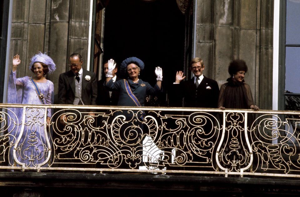Prinsjesdag 1976 Koninklijke Familie op balkon Paleis Lange Voorhout in Den Haa, Bestanddeelnr 254-9900