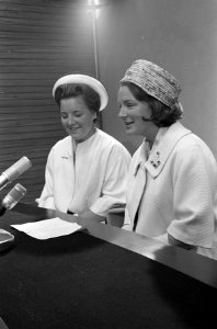 Prinsessen Irene en Margriet terug uit de West, tijdens persconferentie, Bestanddeelnr 914-1703