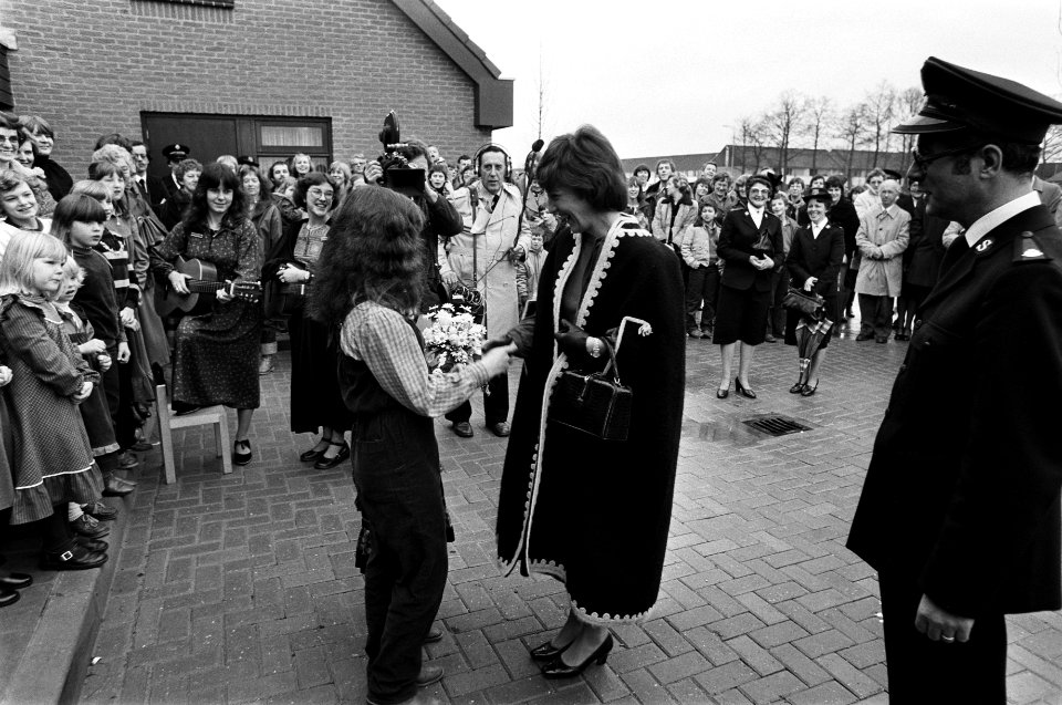 Prinses Margriet ontvangt bloemen, Bestanddeelnr 930-5811