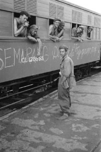 Priok. Op 26 juli vertrok uit Tandjong Priok het motorschip Oranje naar Nederlan, Bestanddeelnr 1774-4-3