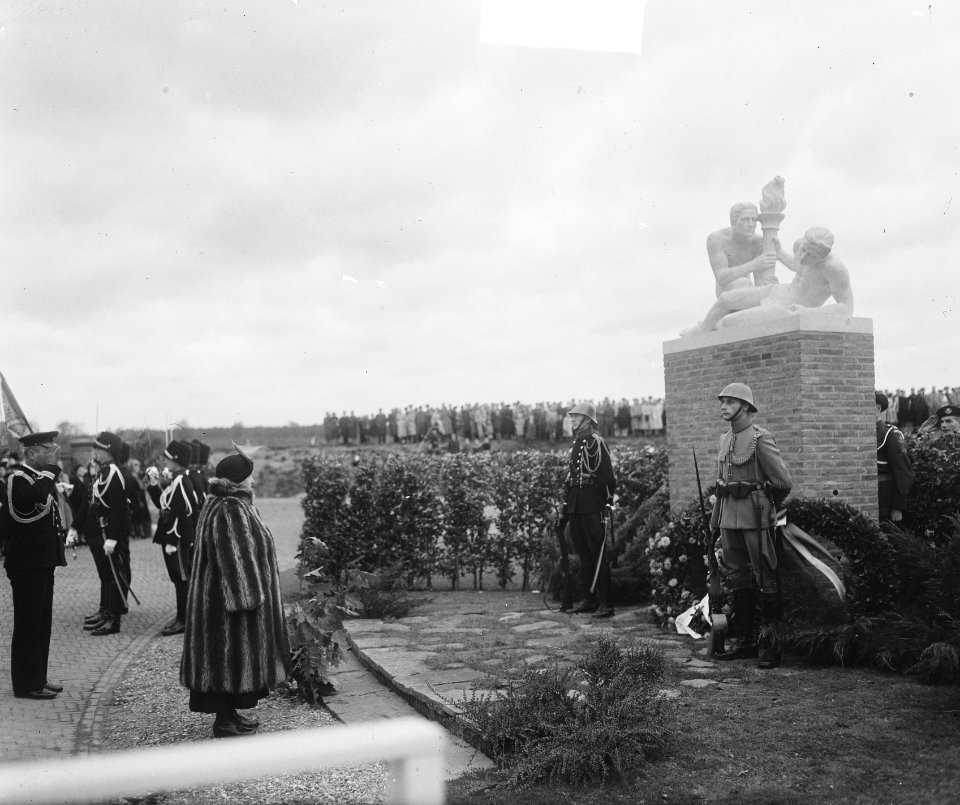 Prinses Wilhelmina onthult het Marechaussee monument bij de koning Willem III-ka, Bestanddeelnr 903-6726