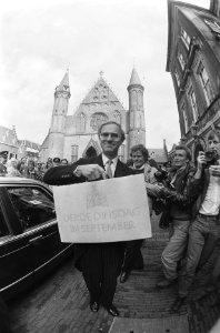 Prinsjesdag 1986 minister Ruding met miljardenkoffertje op Binnenhof, Bestanddeelnr 933-7604
