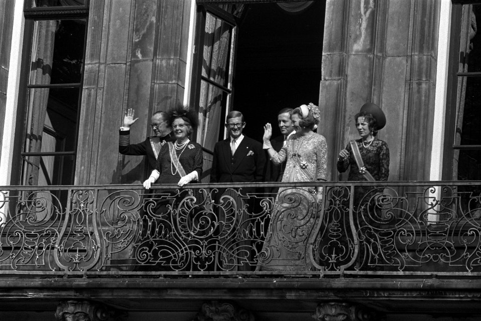 Prinsjesdag Koninklijke familie op balkon van Paleis Lange Voorhout , Den Haag , Bestanddeelnr 924-9565