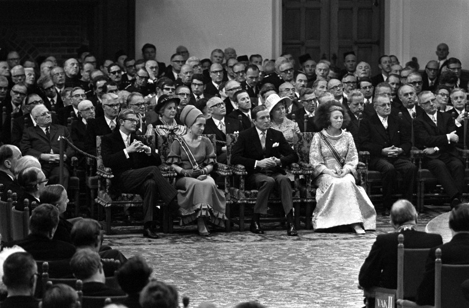 Prinsjesdag nr. 6, 7 koningin Juliana leest de Troonrede in Ridderzaal, v.l.n., Bestanddeelnr 923-8439