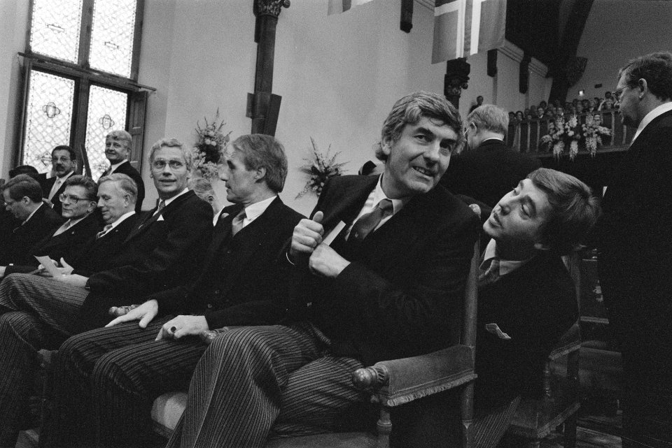 Prinsjesdag, Ridderzaal ministers in Ridderzaal, Nijpels buigt om premier Lubbe, Bestanddeelnr 934-3174