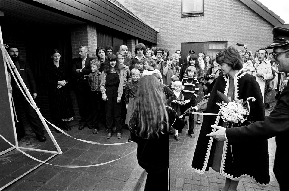 Prinses Margriet ontvangt bloemen, Bestanddeelnr 930-5810