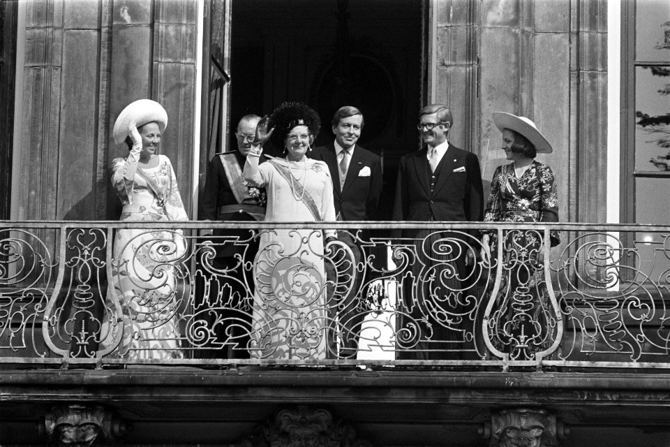 Prinsjesdag, opening Staten-Generaal, Koninklijke familie op balkon Paleis Lange, Bestanddeelnr 925-8908
