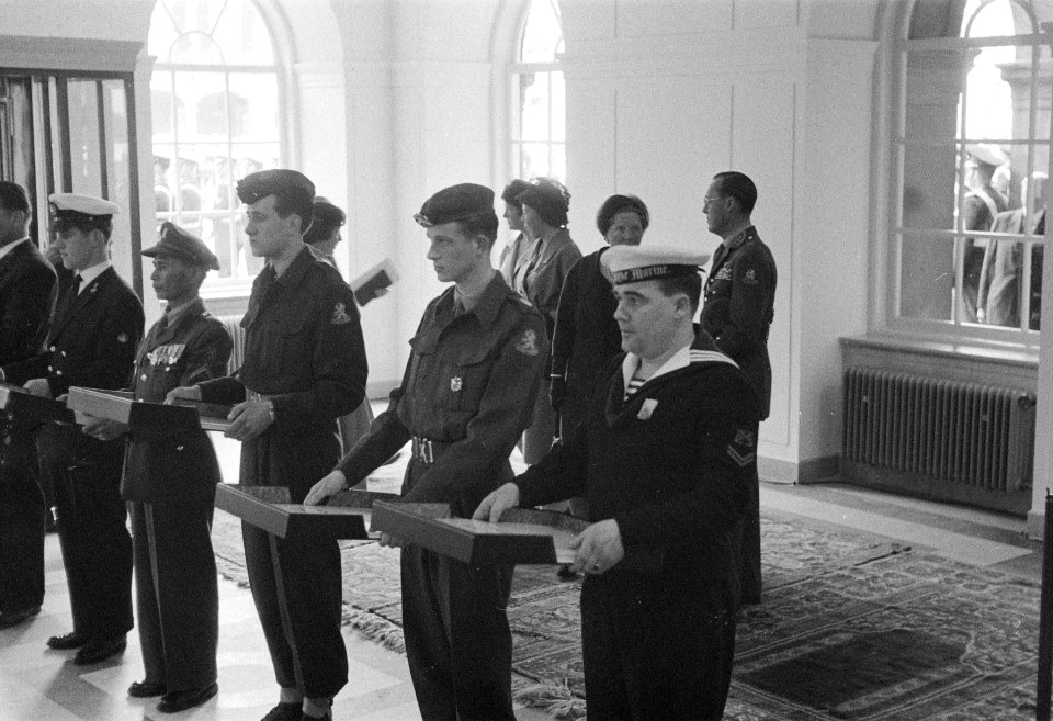 Prinsessen Beatrix, Irene, Margriet en Marijke hijsen de vlag boven de gedenktaf, Bestanddeelnr 911-2161