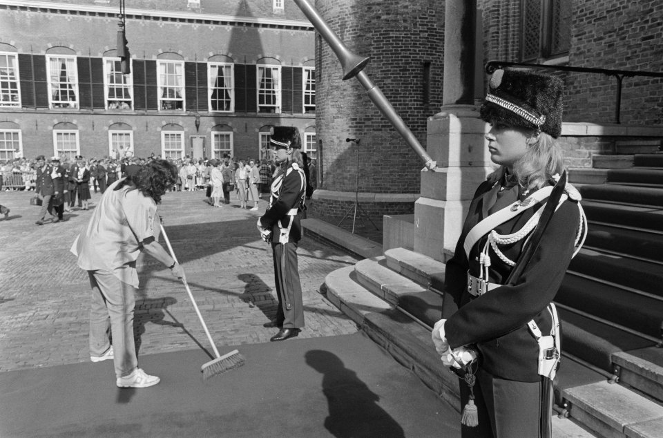 Prinsjesdag 1987 Vrouwelijke erewachten op Binnenhof kijken naar vrouw die de l, Bestanddeelnr 934-0766