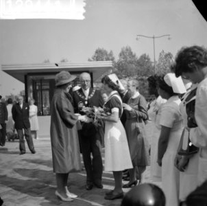 Prinses met verpleegsters en burgemeester, Bestanddeelnr 912-9441