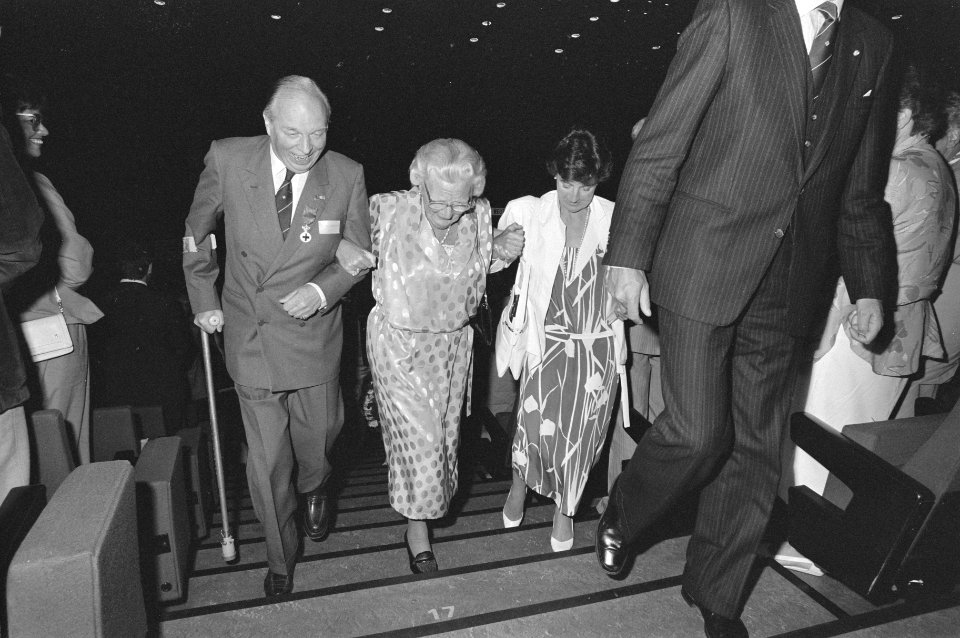 Prinsessen Juliana en Margriet bij Algemene Vergadering Nederlandse Rode Kruis , Bestanddeelnr 933-6944