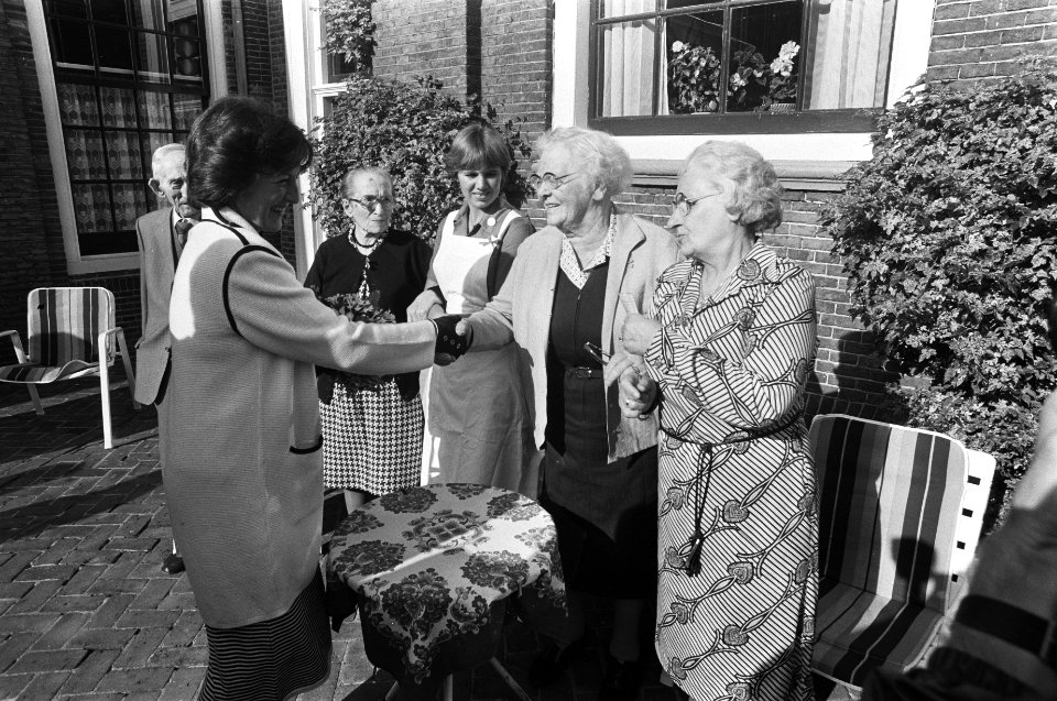 Prinses Margriet op bezoek in een bejaardenhuis te Elburg, Bestanddeelnr 931-0279
