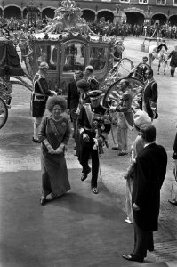 Prinsjesdag 1975 opening Staten-Generaal aankomst Gouden Koets , koningin Juli, Bestanddeelnr 928-1549