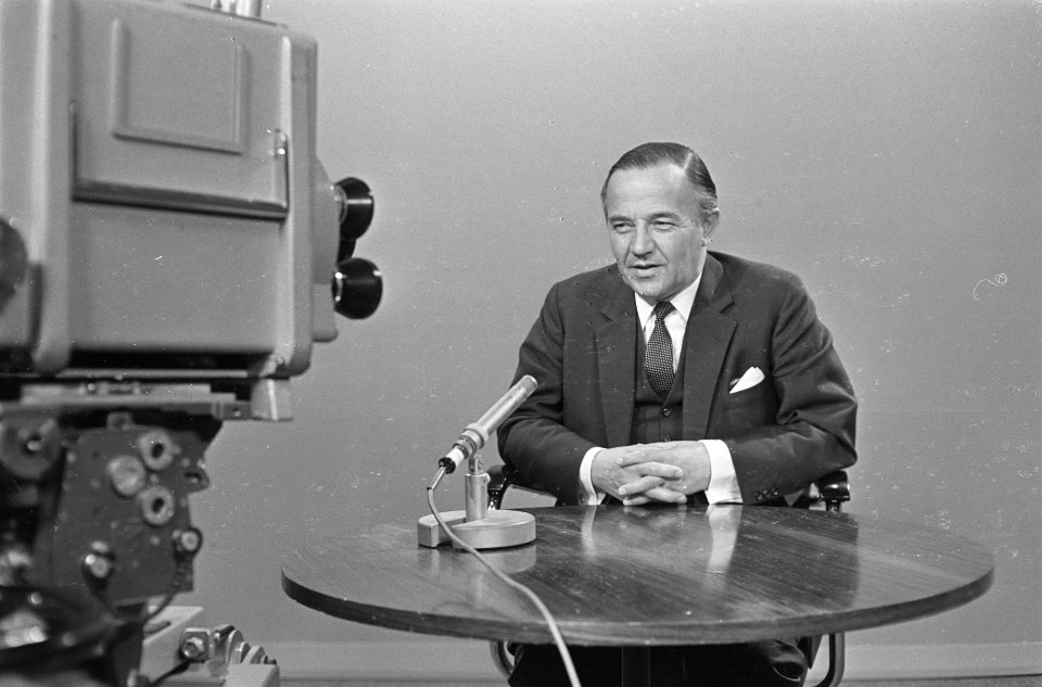 Prinses Margriet heeft zoon. Premier de Jong in de TV-studio in Den Haag, Bestanddeelnr 921-2599