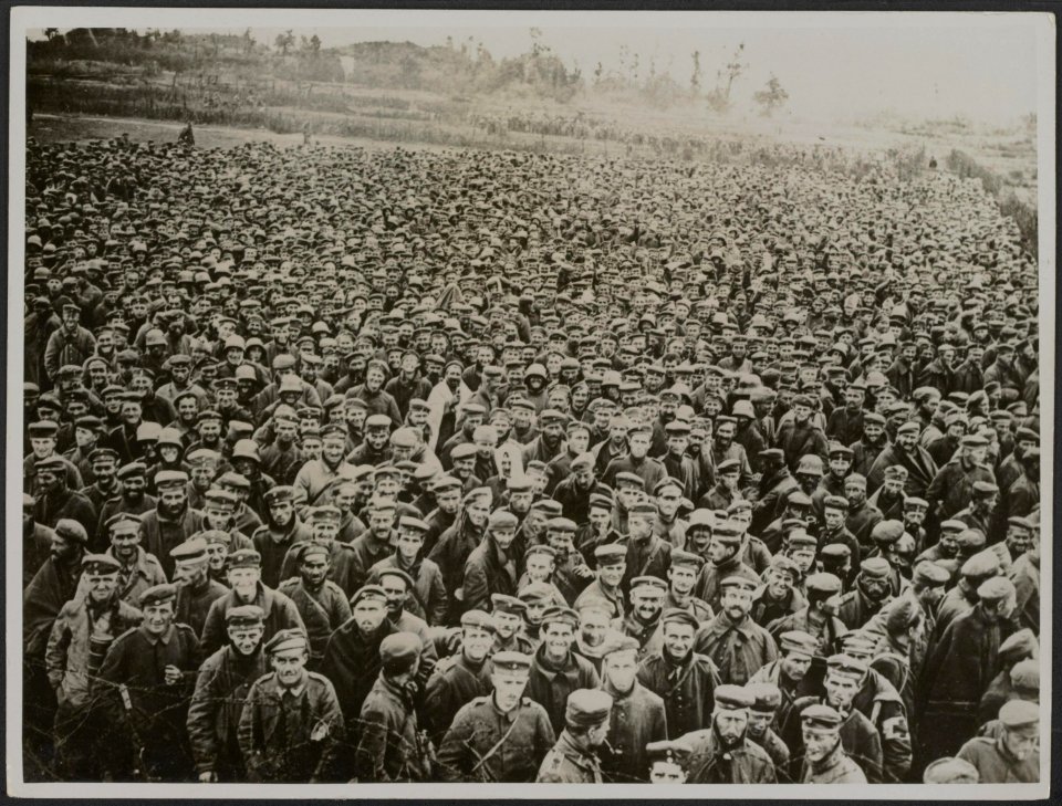 Prisoners taken on the first day of the advance in an Army cage, Bestanddeelnr 158-2759