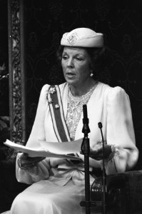 Prinsjesdag 1985, koningin Beatrix tijdens het voorlezen van de troonrede, Bestanddeelnr 933-4272