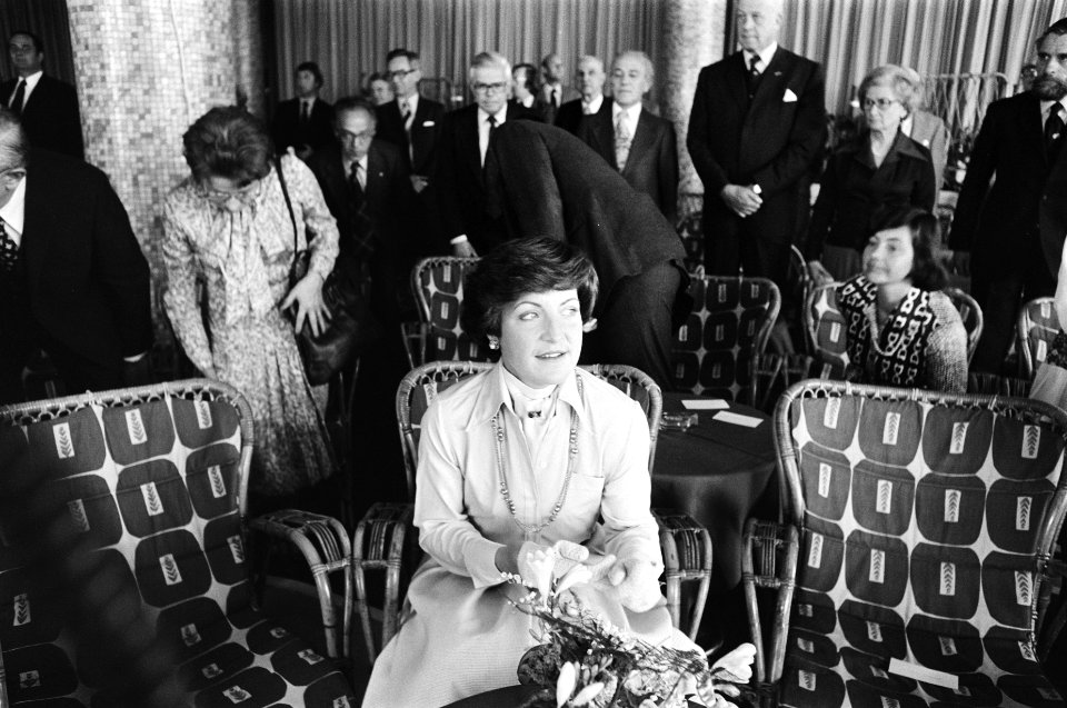 Prinses Margriet ontvangt eerste exemplaar Ned Koopvaardijen WO II in Amsterd, Bestanddeelnr 929-7078