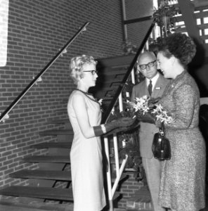 Prinses Margriet opende LTS te Soest, prinses Margriet krijgt bloemen aangeboden, Bestanddeelnr 919-2946