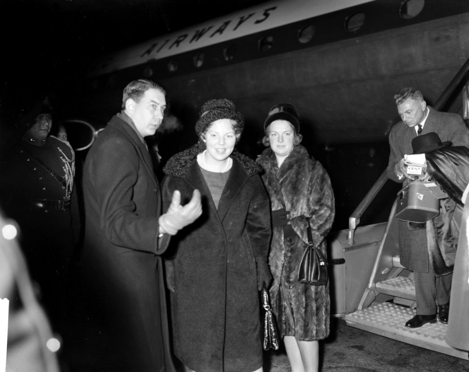Prinsessen Beatrix en Irene terug uit Griekenland op Schiphol De prinsessen beg, Bestanddeelnr 913-2966