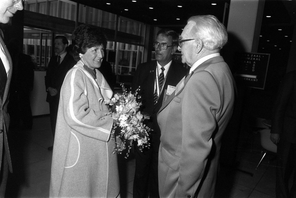 Prinses Margriet met dhr. Willemsen (r), Bestanddeelnr 932-6002