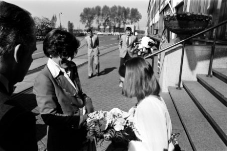 Prinses Margriet ontvangt eerste exemplaar Ned Koopvaardijen WO II in Amsterd, Bestanddeelnr 929-7079