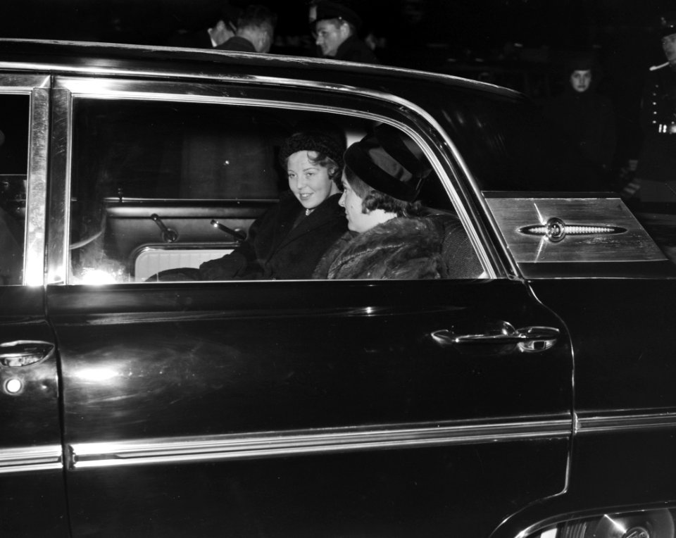 Prinsessen Beatrix en Irene terug uit Griekenland op Schiphol De prinsessen in , Bestanddeelnr 913-2968