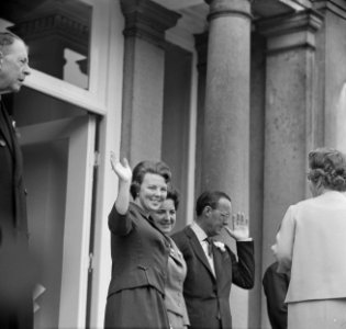 Prinsessen Beatrix en Irene en prins Bernhard wuiven vanaf het bordes van paleis, Bestanddeelnr 915-1035