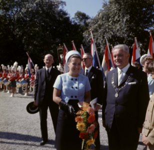 Prinses margriet legt ergens een bezoek af hier samen met de burgemeester, Bestanddeelnr 254-7815