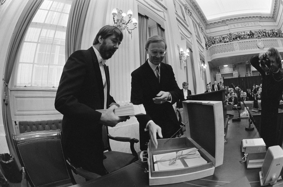 Prinsjesdag 1986 minister Ruding (r) en bode met mijardenkoffertje in Ridderzaa, Bestanddeelnr 933-7606