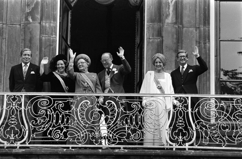Prinsjesdag op het balkon Lange Voorhout vlnr Claus, Beatrix, koningin Ju, Bestanddeelnr 929-3553