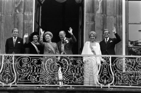Prinsjesdag op het balkon Lange Voorhout vlnr Claus, Beatrix, koningin Ju, Bestanddeelnr 929-3553
