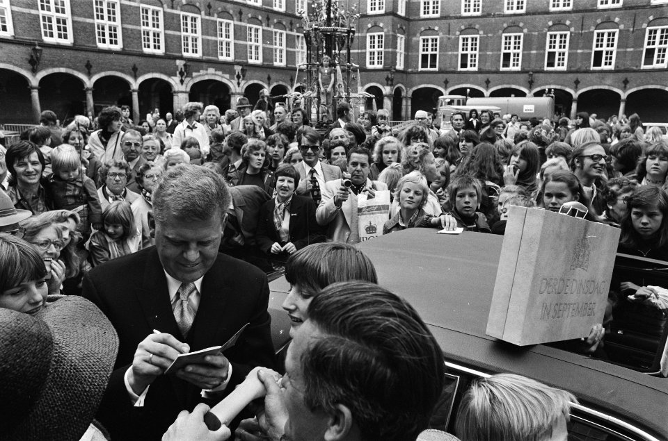 Prinsjesdag miljoenennota minister Duisenburg deelt handtekeningen uit, chauff, Bestanddeelnr 929-3555