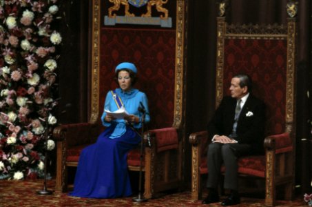 Prinsjesdag 1981 nr. 8 , 9 Koningin Beatrix leest Troonrede, rechts Prins Clau, Bestanddeelnr 253-8584