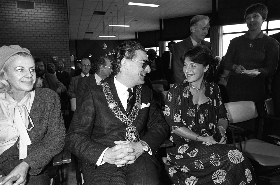 Prinses Margriet met burgemeester Borrie in de kantine tijdens toespraak, Bestanddeelnr 931-0521
