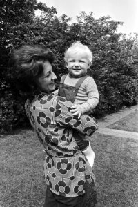 Prinses Margriet met prins Bernhard jr. op de arm, Bestanddeelnr 924-6315