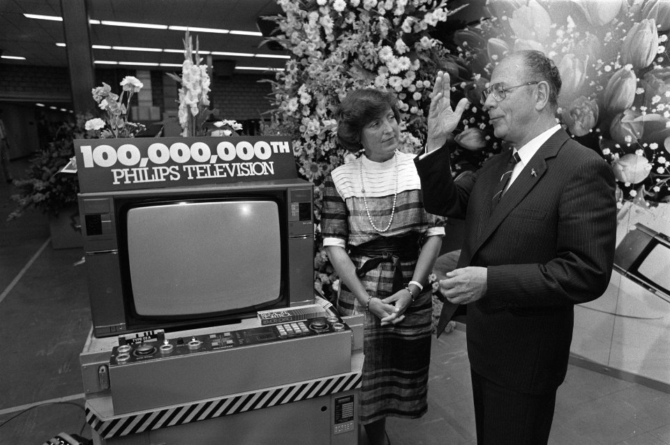 Prinses Margriet ontvangt als lid van dagelijks bestuur van Rode Kruis 100 tv-to, Bestanddeelnr 933-0684