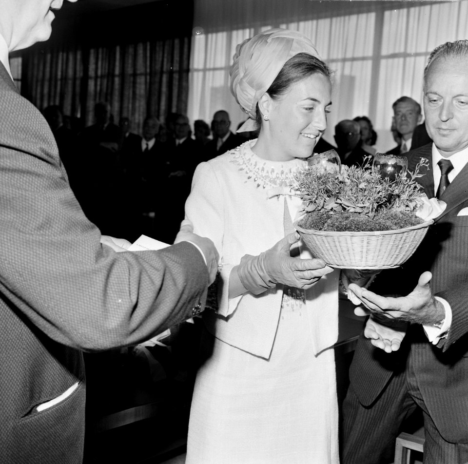 Prinses Margriet met een mandje bloemen, Bestanddeelnr 922-5429